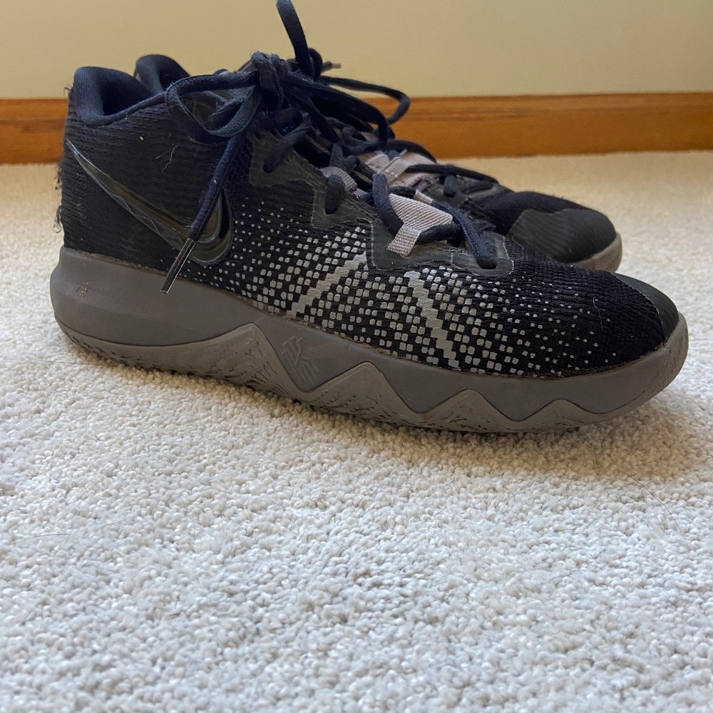 Nike Kyrie Flytrap Youth Basketball Shoes